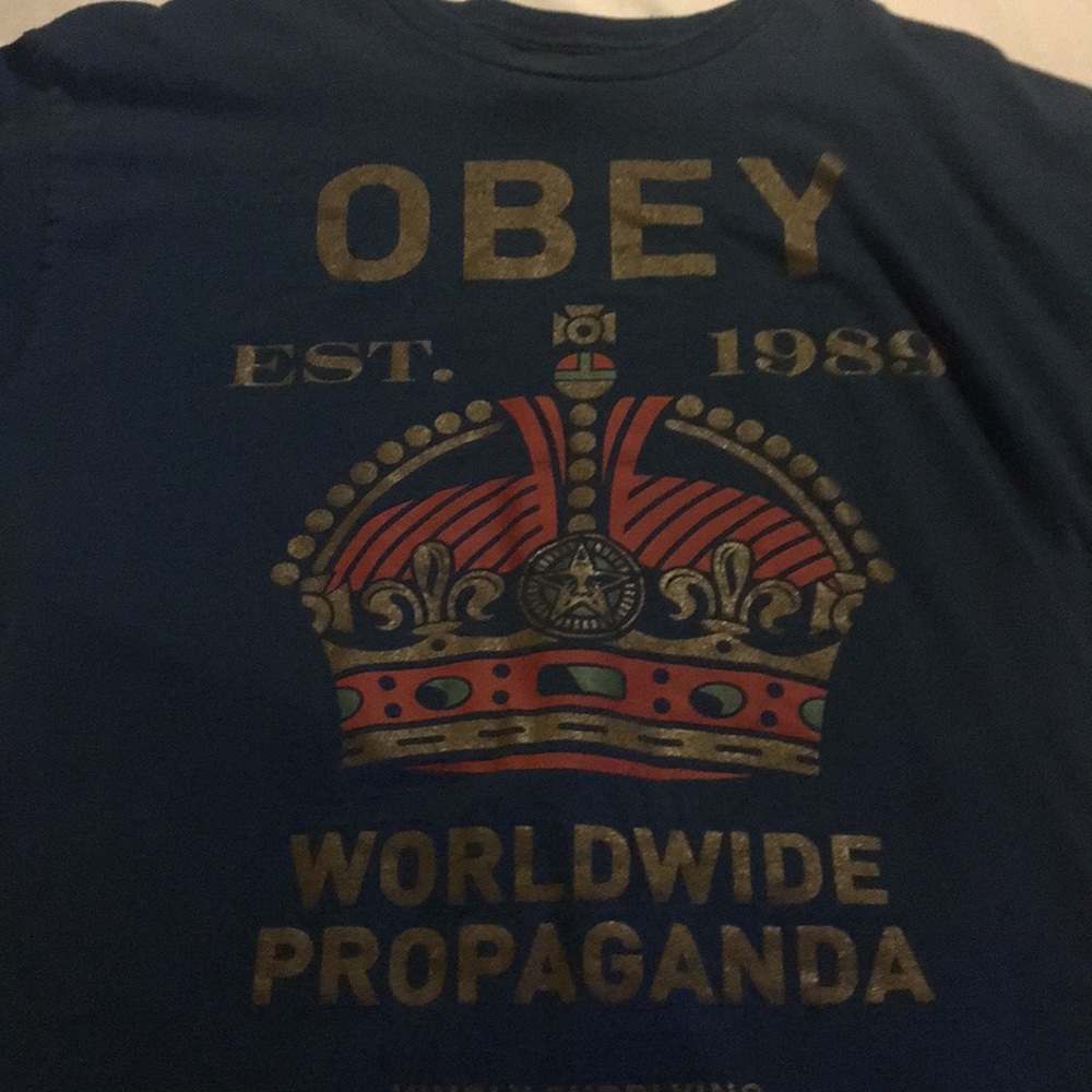 Obey t shirt looks new never worn size large